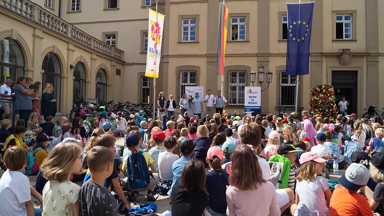 Auf der Abschlussveranstaltung von 'Würzburg schreibt ein Buch' im Juli schallte der Spürnasen-Song über den Platz. Jetzt hat es das Projekt auf die Shortlist des Deutschen Lesepreises 2023 geschafft.