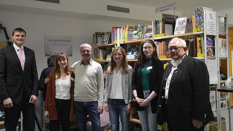 Eröffnung der Saatgutbibliothek im Haßfurter BIZ (von links): Marcus Fröhlich, Rebekka Veitengruber, Martin Gschwender, Sylvia Büttner, Lea Raab und Norbert Geyer.