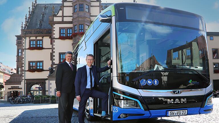 Oberbürgermeister Sebastian Remelé (rechts) und Stadtwerke-Geschäftsführer Thomas Kästner präsentieren die ersten beiden Elektro-Busse in Schweinfurt. Oberbürgermeister Sebastian Remelé (rechts) und Stadtwerke-Geschäftsführer Thomas Kästner präsentieren die ersten beiden Elektro-Busse in Schweinfurt.