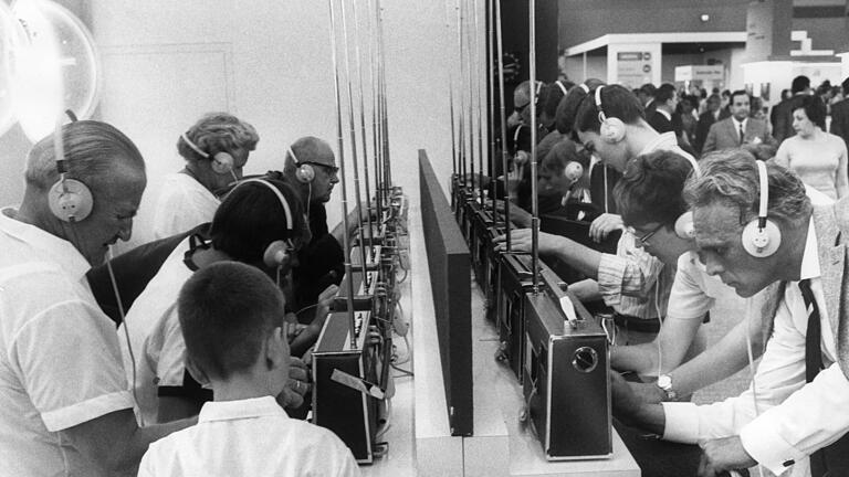 100 Jahre Radio.jpeg       -  Hochbetrieb an einem Stand für tragbare Radiogeräte auf der 25. Großen Deutschen Funkausstellung am 25. August 1967 in Berlin.