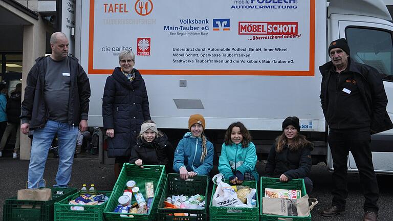 Unter dem Motto 'Weniger für mich – mehr für die anderen' fand eine Spendenaktion statt. Mit im Bild Cornelia Wetterich (Zweite von links).