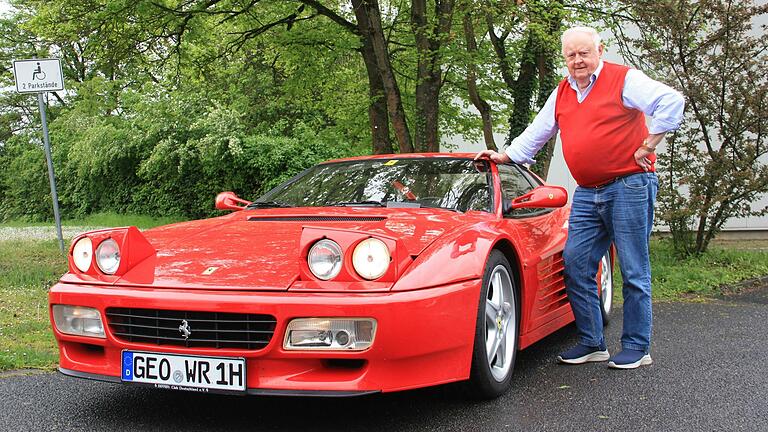 Peter Wolf aus Gerolzhofen ist begeisterter Ferrari-Fahrer. Das Bild zeigt ihn zusammen mit seinem Ferrari 512 TR, einem 30 Jahre alten Klassiker.