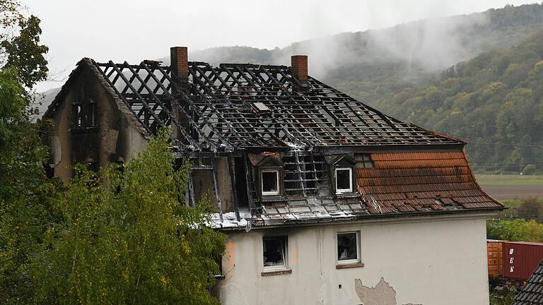 Ein Tag nach dem Brand am Montagnachmittag ist vom Dach der Alten Brauerei in Gemünden fast nichts mehr übrig geblieben.