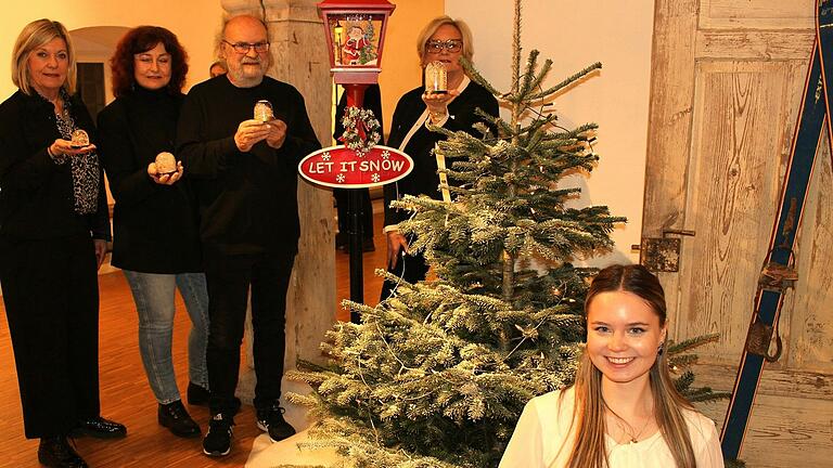 Fasziniert vom Zauber der Schneekugeln waren bei der Eröffnung der Weihnachtsausstellung im 'Kloster Wechterswinkel' (hinten von links) stv. Landrätin Eva Böhm, das Ehepaar Kardinal und Kreiskulturmanagerin Astrid Hedrich-Scherpf. Vorne die Harfenistin Cecilia Schwen.