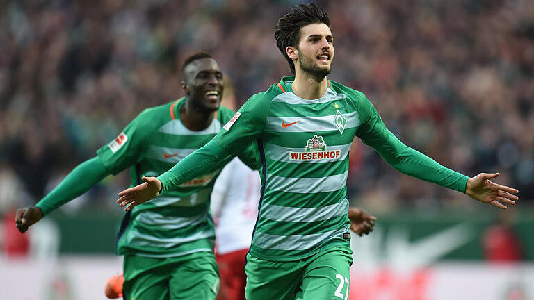 Werder Bremen - SV Darmstadt 98       -  Lamine Sané jubelt mit dem Torschützen zum 2:0 für Werder Bremen, Florian Grillitsch (r). Foto: Carmen Jaspersen