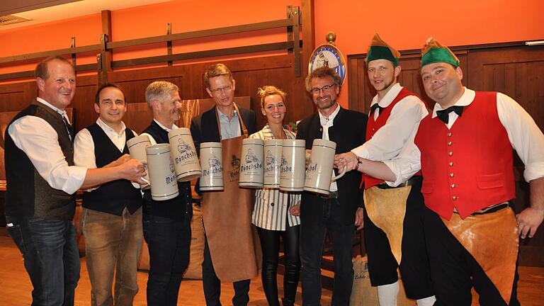 Schweinfurter Volksfestbierprobe, erstmals mit Kulmbacher Mönchshof-Bier. Von links: Braumeister Martin Sack, Festzeltwirt Michael Hahn,&nbsp;Vertriebsdirektor Jan Köpp, OB Sebastian Remelé, 'Volksfestgesicht 2019' Jasmin Thoma, Veranstaltungsleiter Michael Schmid, zwei Büttner aus Kulmbach.