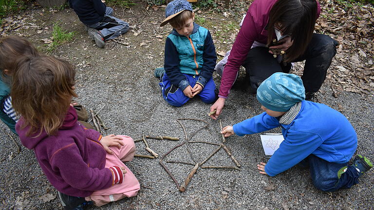 An der Baum-Station des Walderlebnis-Pfads der Gerolzhöfer Waldkindergartens werden Formen gelegt