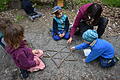 An der Baum-Station des Walderlebnis-Pfads der Gerolzhöfer Waldkindergartens werden Formen gelegt