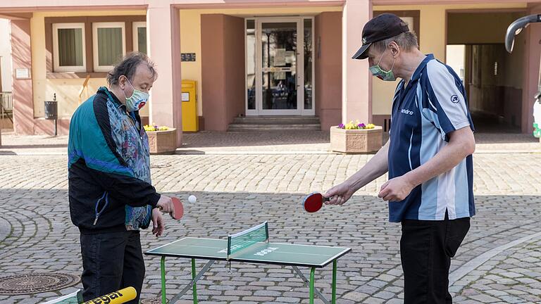 Die Mitglieder der Tischtennisabteilung des ESV, hier Jugendtrainer Jürgen Sommerer und Werner Reichel, starteten ein kleines Hobbyturnier auf der Miniplatte. Die Mitglieder der Tischtennisabteilung des ESV, hier Jugendtrainer Jürgen Sommerer und Werner Reichel, starteten ein kleines Hobbyturnier auf der Miniplatte.