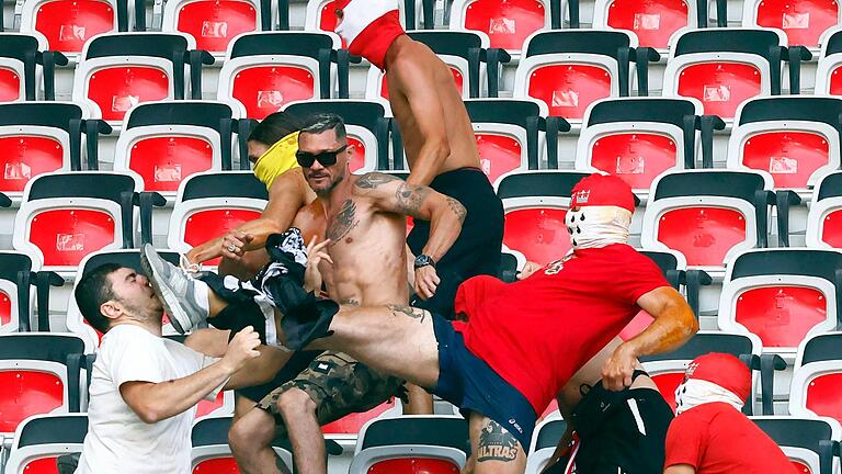 Körperliche Gewalt&nbsp; in den Stadien: Das Bild stammt von den Ausschreitungen vor dem Conference-League-Spiel zwischen OGC Nizza und dem 1. FC Köln, an denen auch mit den Kölnern befreundete Schläger aus Paris beteiligt waren.