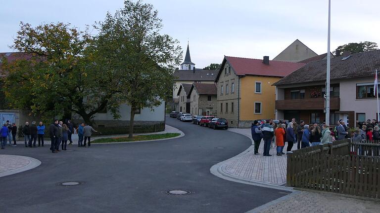 Insgesamt rund 1,3 Millionen Euro kostete die Sanierung der Kreisstraße und des Schmutzwasserkanals in der Ortsdurchfahrt von Greßhausen. Insgesamt rund 1,3 Millionen Euro kostete die Sanierung der Kreisstraße und des Schmutzwasserkanals in der Ortsdurchfahrt von Greßhausen.
