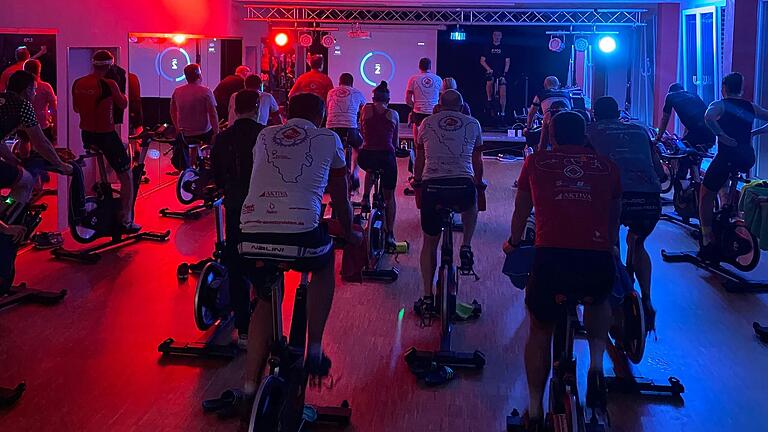 Teilnehmer des Indoor Cycling Marathon.