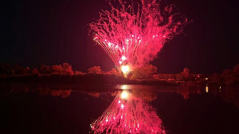 Fulminanter Abschluss des Kitzinger Weinfests 2024: das Feuerwerk am Montagabend, 24. Juni.