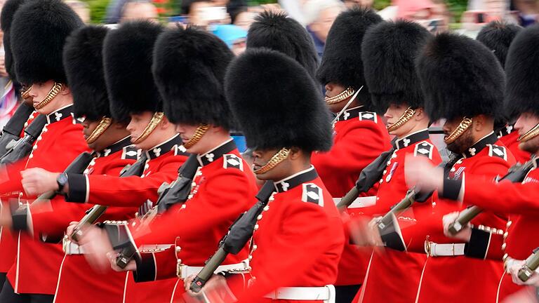 Trooping the Colour       -  An der Nutzung von echtem Bärenfell für die traditionellen Mützen gibt es seit Langem Kritik. (Archivbild)