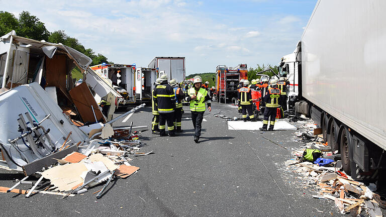 Schwerer Unfall: A 3 Richtung Frankfurt blockiert - Die Unfallstelle auf der A 3 zwischen Helmstadt und Marktheidenfeld. Schwerer Unfall: A 3 Richtung Frankfurt blockiert - Die Unfallstelle auf der A 3 zwischen Helmstadt und Marktheidenfeld.