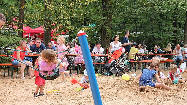 Mit einem großen Fest ist der neue Wasserspielbereich im Wildpark eröffnet worden. Dazu gab's Musik und vor allem viel Zeit zum Spielen und Entspannen.
