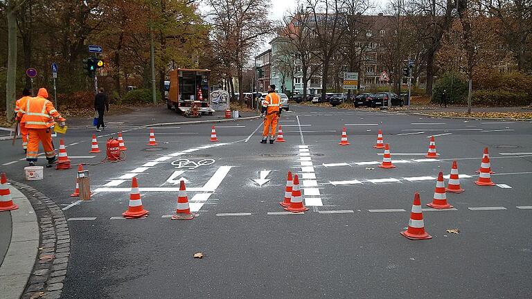 Markierungsarbeiten zu den neuen Radspuren an der Kreuzung Friedrich-Ebert-Ring/Am Exerzierplatz für das neue indirekte Linksabbiegen. Markierungsarbeiten zu den neuen Radspuren an der Kreuzung Friedrich-Ebert-Ring/Am Exerzierplatz für das neue indirekte Linksabbiegen. 