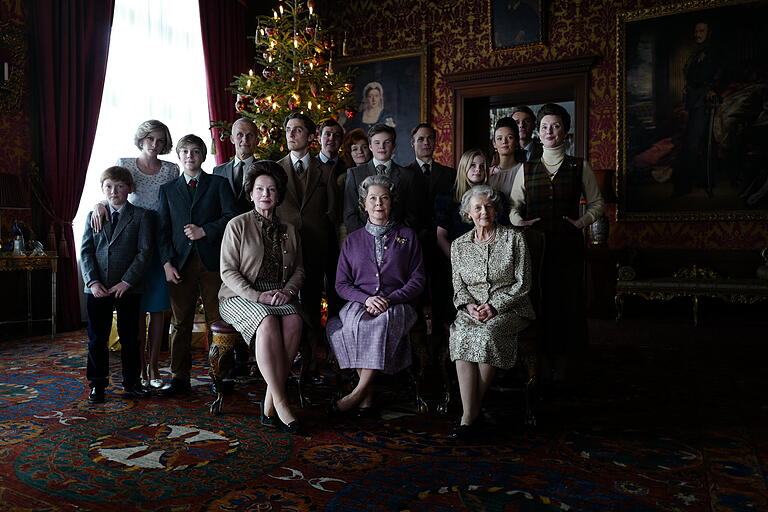 In einer Szene des Dramas 'Spencer' kommt die englische Königsfamilie zu einem Familienfoto vor dem Weihnachtsbaum zusammen. Auf dem Boden des Salons liegt ein 50 Quadratmeter großer Teppich, geliehen aus dem Bestand des Lohrer Händlers Karl-Heinz Djoharian. In einer Szene des Dramas 'Spencer' kommt die englische Königsfamilie zu einem Familienfoto vor dem Weihnachtsbaum zusammen. Auf dem Boden des Salons liegt ein 50 Quadratmeter großer Teppich, geliehen aus dem Bestand des Lohrer Händlers Karl-Heinz Djoharian.
