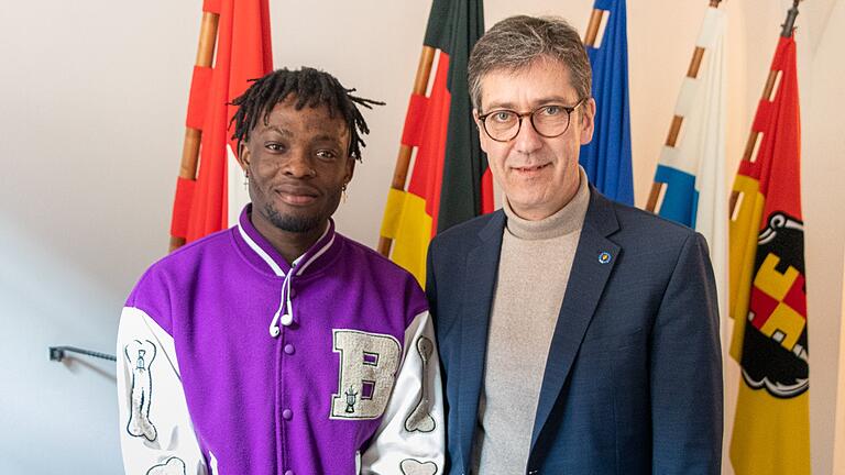 Osaivbie Ekogiawe (links) mit Würzburgs Oberbürgermeister Christian Schuchardt, der an den Petitionsausschuss des bayerischen Landtags appellierte. Osaivbie Ekogiawe (links) mit Würzburgs Oberbürgermeister Christian Schuchardt, der an den Petitionsausschuss des bayerischen Landtags appellierte. 
