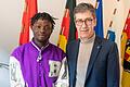 Osaivbie Ekogiawe (links) mit Würzburgs Oberbürgermeister Christian Schuchardt, der an den&nbsp; Petitionsausschuss des bayerischen Landtags appellierte.&nbsp;