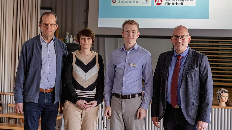 Wie können Geflüchtete Deutsch lernen und welche Möglichkeiten gibt es, einen Beruf zu lernen? – um diese Fragen ging es bei einer Infoveranstaltung (von links): Gerhard Hecht (Leiter der Berufsschule), Simone Huisl und Robin Roder vom Jobcenter Main-Spessart sowie Ralf Streller von der Agentur für Arbeit in Würzburg.