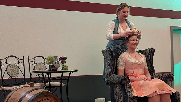 Amelie Eisen ist die neue Weinprinzessin aus Nenzenheim. Ihre Vorgängerin Christina Lindner überreichte ihr im Feuerwehrsaal die Krone. Amelie Eisen ist die neue Weinprinzessin aus Nenzenheim. Ihre Vorgängerin Christina Lindner überreichte ihr im Feuerwehrsaal die Krone.