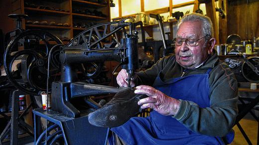 Sie näht und näht: Werner Uebel an einer Maschine im Fuchsstädter Heimatmuseum, an der er in den 1950er Jahren das Schuhmachen gelernt hat.