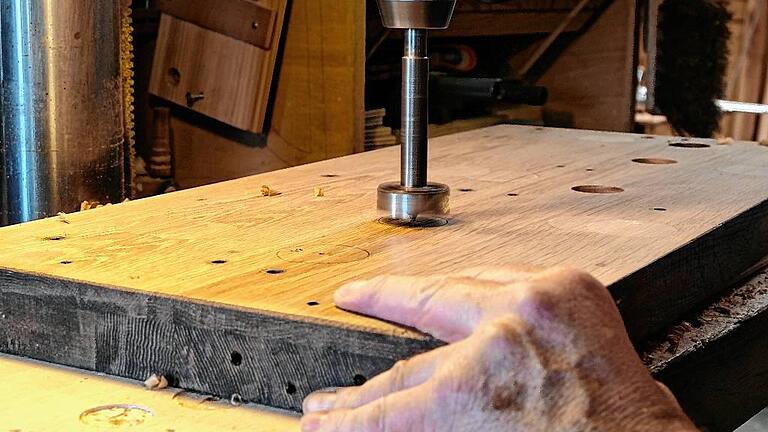 Orgelbau Hoffmann       -  Typische Schreinerarbeiten gehören zum Orgelbauerhandwerk dazu.