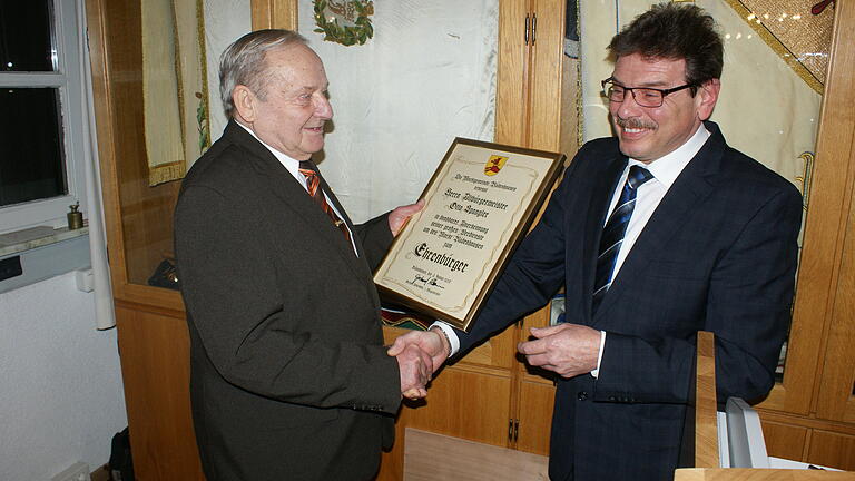 Rüdenhausens Bürgermeister Gerhard Ackermann (rechts) ernannte Altbürgermeister Otto Spangler beim Neujahrsempfang der Gemeinde Ehrenbürger. Rüdenhausens Bürgermeister Gerhard Ackermann (rechts) ernannte Altbürgermeister Otto Spangler beim Neujahrsempfang der Gemeinde Ehrenbürger. 