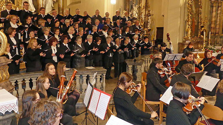 Beim Festkonzert im Steigerwalddom erbrachten der große Projektchor und das Orchester eine tolle Leistung.