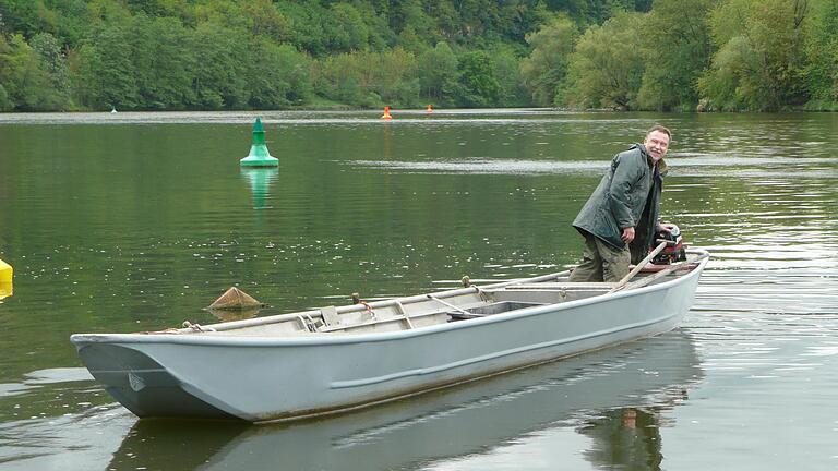 Die Fischer- und Schifferzunft Marktheidenfeld sorgt durch regelmäßigen Besatz für Fischnachwuchs im Main. Hier ist der stellvertretende Obermeister Michael Väth mit dem Schelch unterwegs.