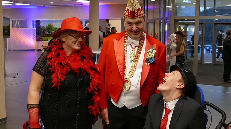 Tobias Berthel (rechts) ist begeisterter Fan der 'Fastnacht in Franken'. Im Jahr 2016 war er mit seiner Mutter Renate Korus live in Veitshöchheim (Lkr. Würzburg) dabei und hat sein Idol, den ehemaligen Präsidenten des Fastnacht-Verbandes Bernhard Schlereth (Mitte), getroffen.