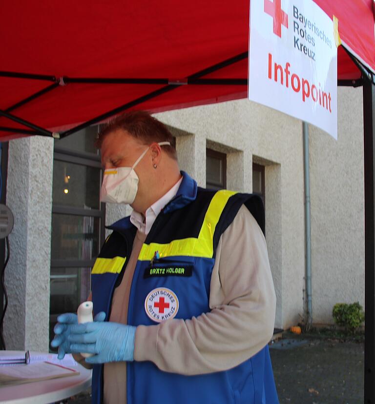 Holger Brätz misst die Temperatur von allen, die ins Spendenlokal wollen. Wer über 37,5 Grad hat, darf nicht rein und natürlich auch nicht spenden.&nbsp;