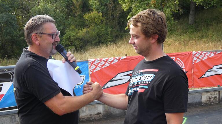 Lokalmatador Jonas Bauer (rechts) erreichte den guten fünften Platz bei der deutschen Meisterschaft. Mit ihm freut sich sein Vater Ralf Bauer (links), der als Streckensprecher die Läufe kommentierte.