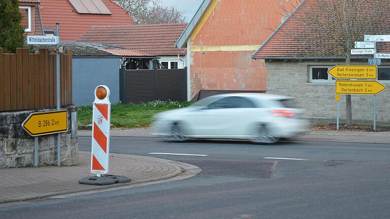 Wenn die B 286 neu gebaut ist, gehört dieses Hinweisschild zur dann alten Bundesstraße 286 in Eltingshausen (links) der Vergangenheit an.&nbsp;