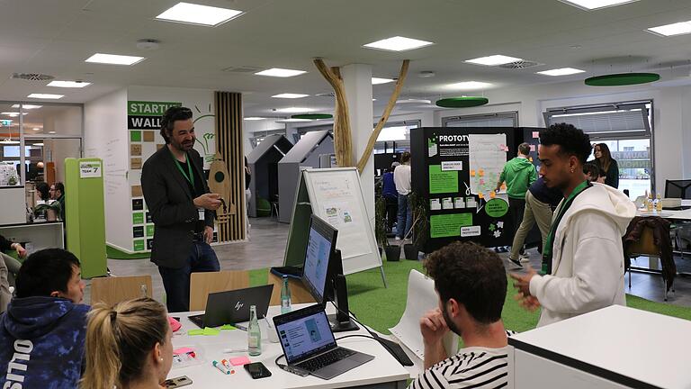 In Gruppen erarbeiteten die Teams ihren 'Pitch', den sie am Ende der Jury und dem Publikum vorstellten.