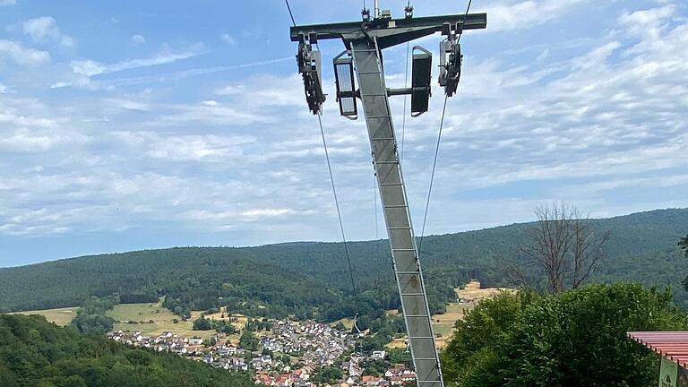 Der Blick vom Skilift hinunter in die Marktgemeinde Frammersbach. Der Blick vom Skilift hinunter in die Marktgemeinde Frammersbach.