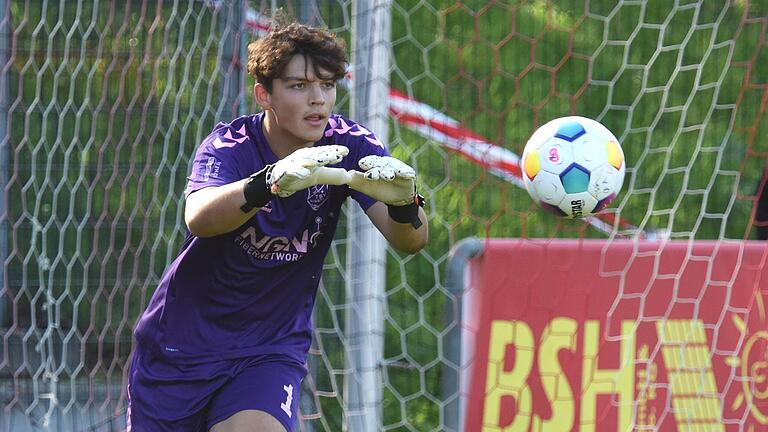 Der 19-jährige Marvin Walter (im Bild) kam gegen den FC Bayern München II zu seinem zweiten Regionalliga-Einsatz im Trikot des TSV Aubstadt und hielt seinen Kasten sauber.