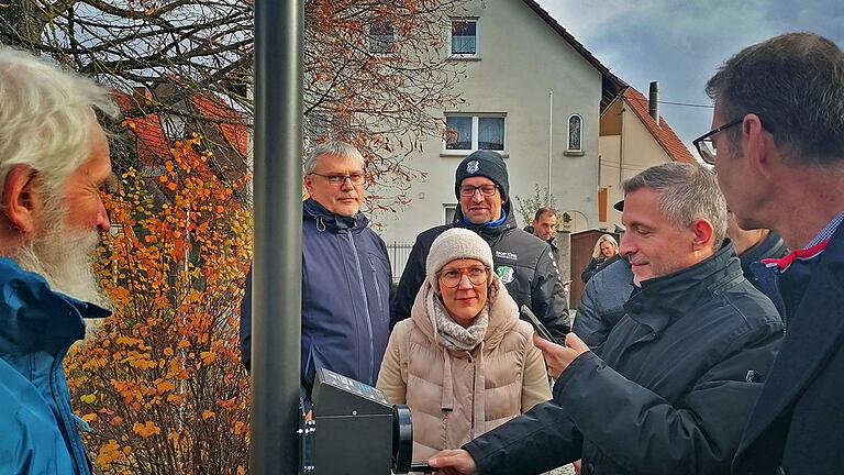 Thorsten Schwab kam als Vertreter des Bayerischen Landtages zur Eröffnung des Dorfrundgangs. Er machte natürlich auch an der Dialektwindrose Station und schoss mit seinem Smartphone spontan einige Bilder von dem neuen unterfränkischen Mundart-Botschafter.