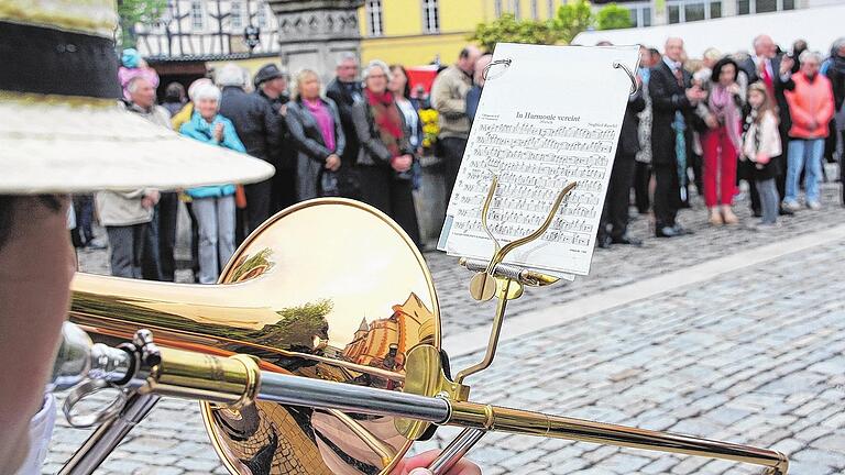 Auftakt mit Sternmarsch: Zu Beginn des Musikfestivals waren fünf Musikgruppen auf den Marktplatz marschiert, wo die Veranstaltung offiziell eröffnet wurde.