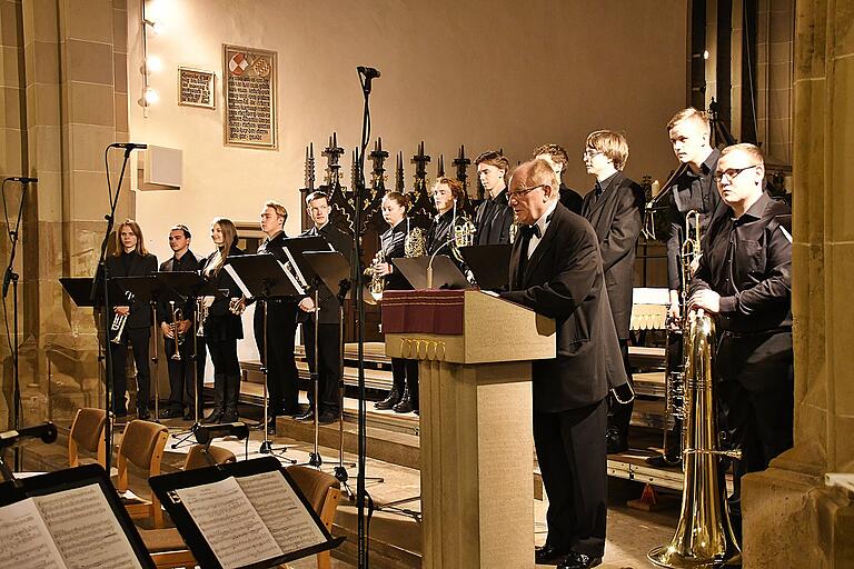 Schulleiter Professor Ernst Oestreicher bei der Begrüßung in der Stadtpfarrkirche. Hinter ihm das Blechbläser Ensemble der Berufsfachschule für Musik. Schulleiter Professor Ernst Oestreicher bei der Begrüßung in der Stadtpfarrkirche. Hinter ihm das Blechbläser Ensemble der Berufsfachschule für Musik.