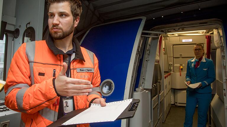 Marius Künzel, der Ramp Agent, in einer gelandeten Maschine.