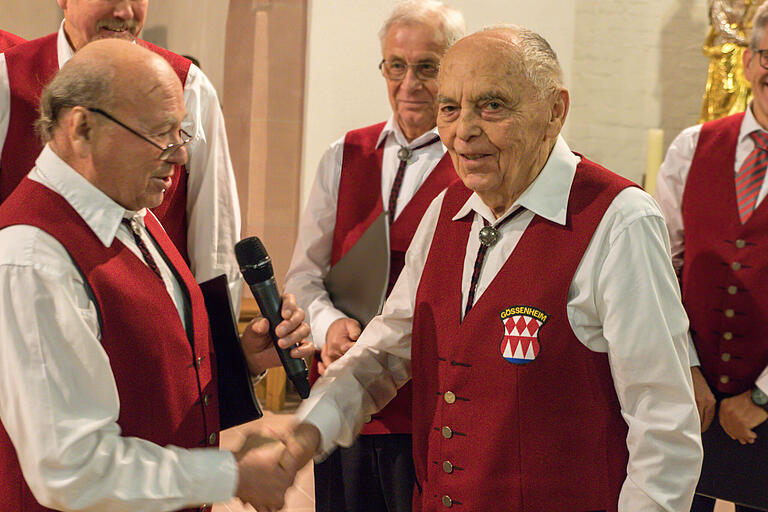 Der Vorsitzende des Sängerbundes Gössenheim, Rudi Klein (links), zeichnet Alfred Matterstock für 70-jähriges Chorsingen aus Der Vorsitzende des Sängerbundes Gössenheim, Rudi Klein (links), zeichnet Alfred Matterstock für 70-jähriges Chorsingen aus