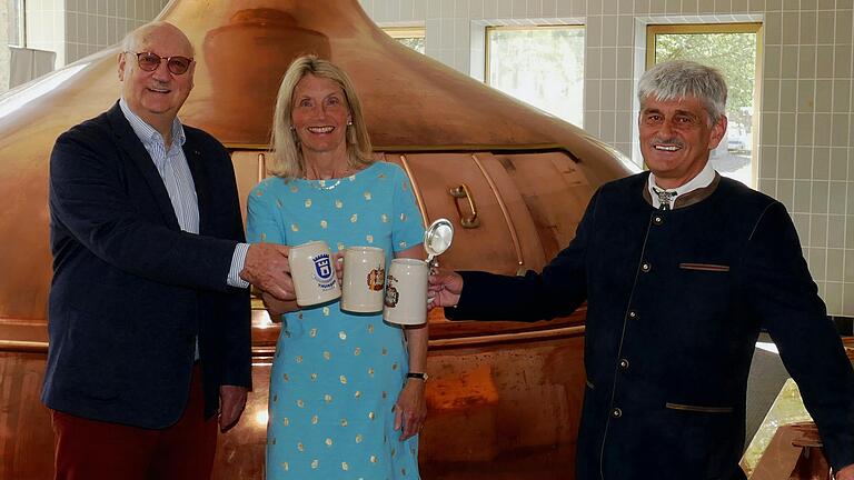Hanskarl Baron von Thüngen (links) und Susan Schubert von der Arnsteiner Brauerei Max Bender verabschieden ihren langjährigen Braumeister Dieter Beutel. Hanskarl Baron von Thüngen (links) und Susan Schubert von der Arnsteiner Brauerei Max Bender verabschieden ihren langjährigen Braumeister Dieter Beutel.