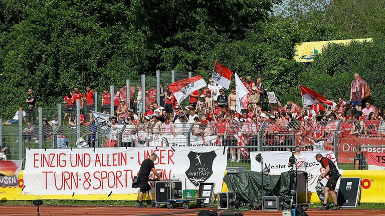 An die 500 Frauen und Männer unterstützten den TSV Aubstadt im Pokal-Finale beim FV Illertissen.