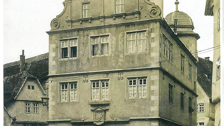 Das alte Rathaus von Gemünden brannte völlig aus und wurde gesprengt.