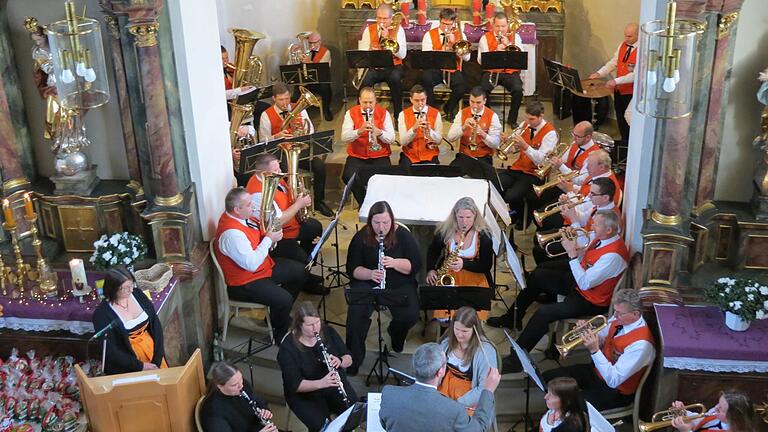 Die Musikkapelle Löhrieth e.V. unter der Leitung von Jürgen Weyer bei ihrem Weihnachtskonzert in der Kirche St. Jakobus.