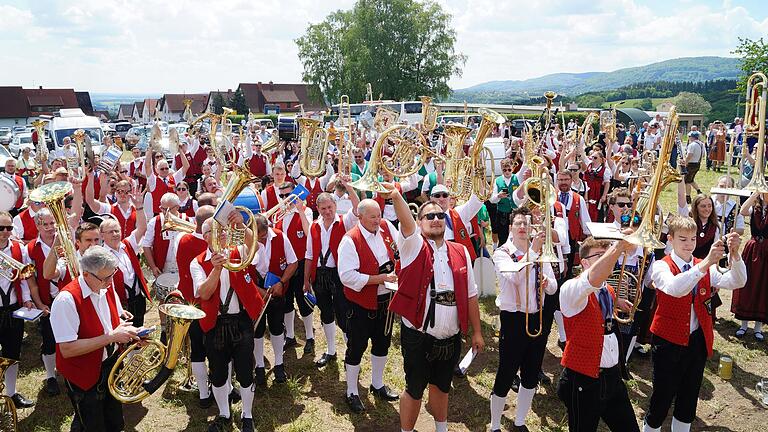 Immer wieder ein imposanter Auftritt: ein Massenchor mit über 100 Musikantinnen und Musikanten spielte die Bayernhymne. Dies war einer der Höhepunkte beim Sandberger Jubiläums-Festwochenende 'Der Berg ruft'.