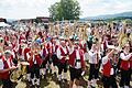 Immer wieder ein imposanter Auftritt: ein Massenchor mit über 100 Musikantinnen und Musikanten spielte die Bayernhymne. Dies war einer der Höhepunkte beim Sandberger Jubiläums-Festwochenende 'Der Berg ruft'.