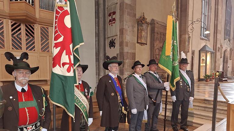 Eine Abordnung (rechts im Bild) der Königlich-Privilegierten Schützengesellschaft Bad Neustadt nahm im Dom von Bozen neben den Vertretern der Schützenkompanie Bozen Aufstellung.